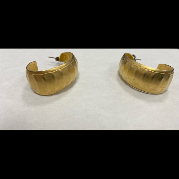 Hoop Earrings color gold. - Picture 6 of 9